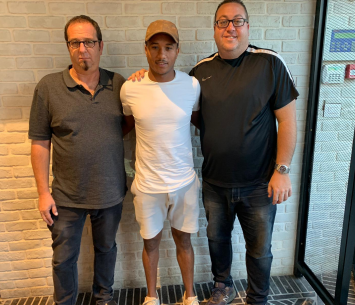 אסמארה במעמד החתימה