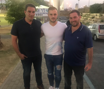 גולן במעמד החתימה