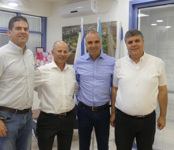 ראשי העיר של עפולה ואום אל פאחם עם ראשי המנהלת (צילום: מנהלת הליגות)