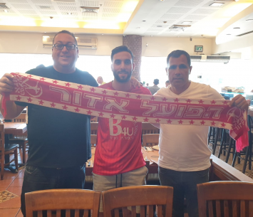 ארצי במעמד החתימה