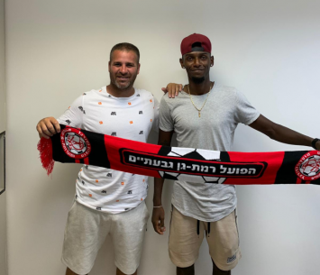 חיים יוסף במעמד החתימה