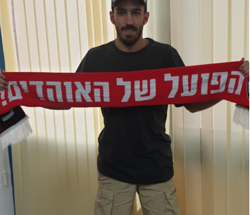 בן שושן במעמד החתימה