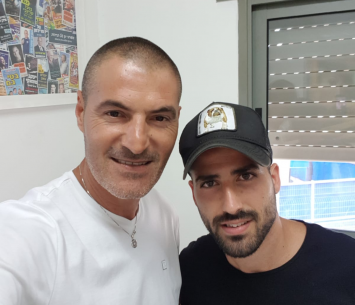 בן עשור במעמד החתימה