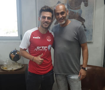 נסינובסקי לצד סוכנו אפי סופר