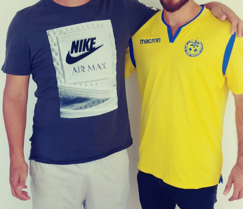 פינטו במעמד החתימה