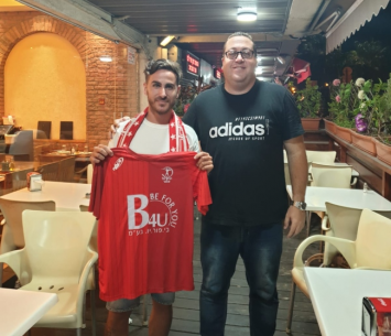 לוטטי במעמד החתימה