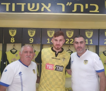 לירון אברג'ל במעמד החתימה