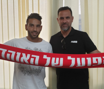 מראד במעמד החתימה