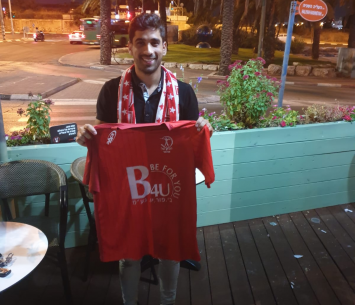 ארז במעמד החתימה