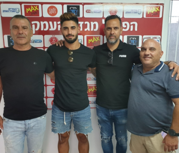 באבא לצד אנשי מגדל העמק