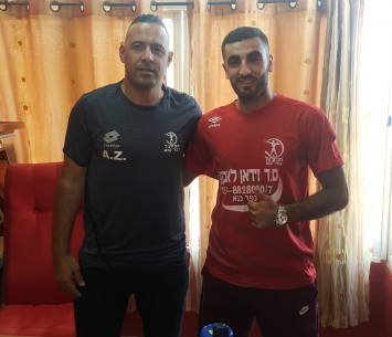 השחקן לצד מאמנו החדש אחמד סבע