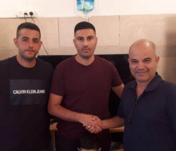 קדוש לפני חודש במעמד בחתימה