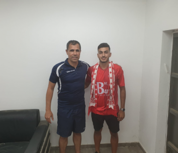 מועלם במעמד החתימה