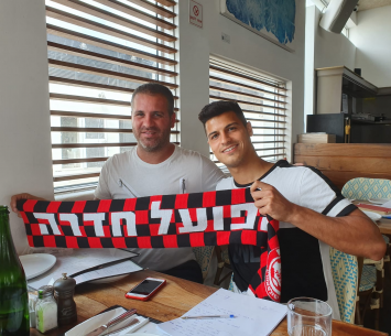 מזרחי לצד סוכנו אורן יחזקאל