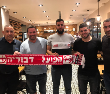 דבורה במעמד החתימה