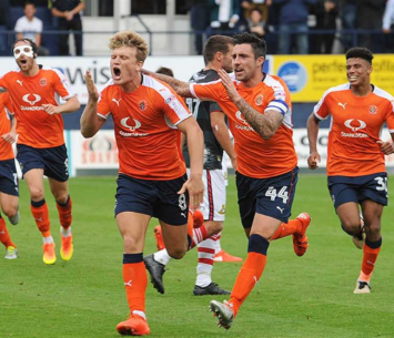 שחקני לוטון טאון, אלופי הליגה השלישית באנגלית אשתקד (lutontown.co.uk)