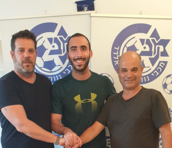 רבינוביץ במעמד החתימה (צילום: דוברות נווה שאנן)