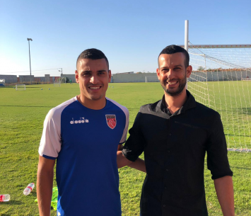 הינדי לצד סוכנו בועז גורן