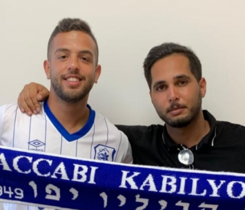 שטיין במעמד החתימה