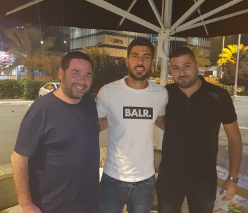 החלוץ במעמד החתימה