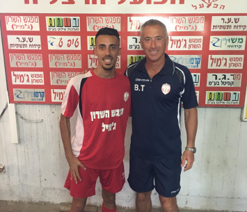 אגמי עם מאמנו החדש