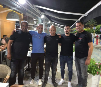 אבו רוקון במעמד החתימה