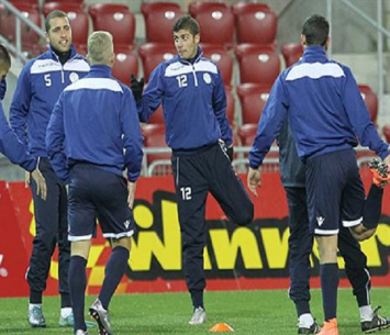 מקבלים שוער חדש. שחקני ביתר תל אביב (צילום: דני מרון)