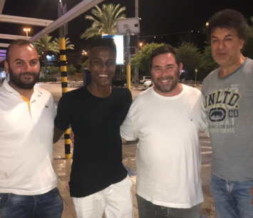 מיקי יאזו במעמד החתימה