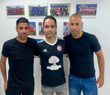 שלומי ביטון במעמד החתימה