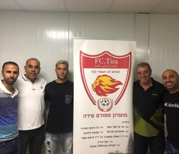 שגב במעמד החתימה