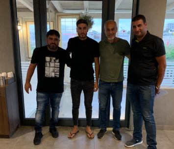 מלכה במעמד החתימה