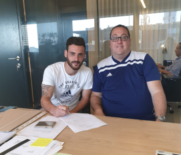 מוסקוביץ במעמד החתימה