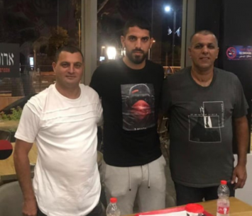 קובי כהן במעמד החתימה