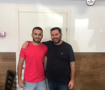 המגן לצד סוכנו עידו קרן