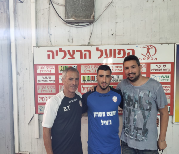 כהן במעמד החתימה