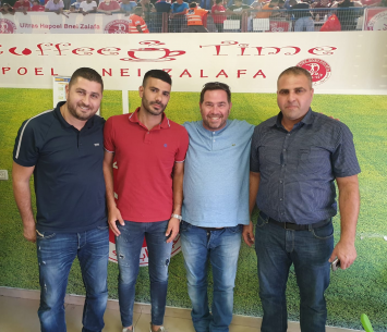 סלביס במעמד החתימה