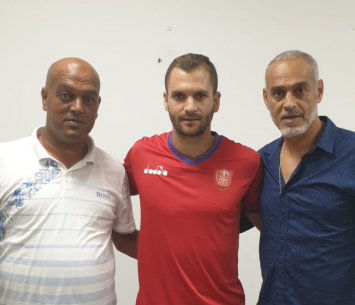 רוזנבאום במעמד החתימה