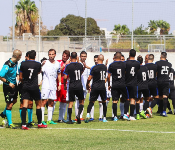 שחקני שתי הקבוצות בפתיחת המשחק (אמיר חאג' יחיא)
