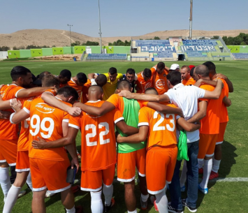שחקני מכבי ערד תמר חוגגים ניצחון בתוספת הזמן. ( פייסבוק מכבי ערד תמר)