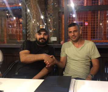 מאמן חדש. בראון במעמד החתימה