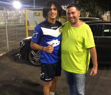 סופר במעמד החתיימה