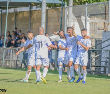 שחקני קרית אונו חוגגים לאחר כיבוש השער (חמודי זמירו)