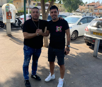 רביבו במעמד החתימה