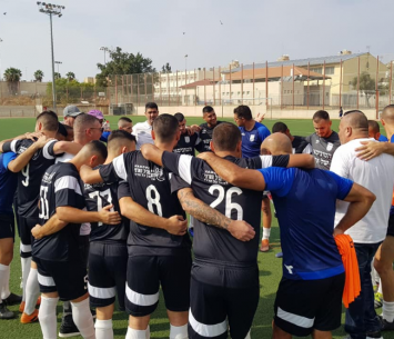 שחקני שתי הקבוצות בפתיחת המשחק (מ.ס רמלה)