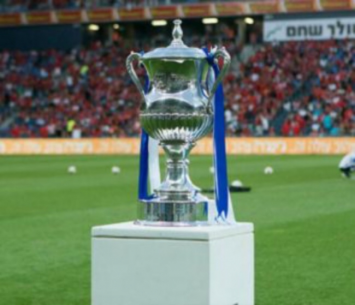 מי תניף את הגביע?