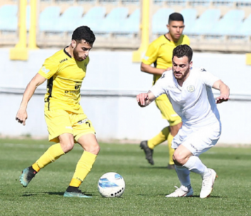 רוצה לחזור למרכז הבמה. הילל  בצהוב (צילום: payperlens)