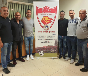 טדסה במעמד החתימה