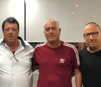 עייש במעמד החתימה (פייסבוק קריית מלאכי)