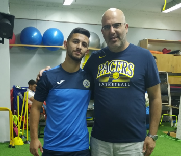 מלאך לצד מאמנו אייל הלטמן (צילום: דוברות נווה שאנן)