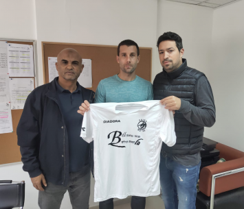 מאטוביץ במעמד החתימה